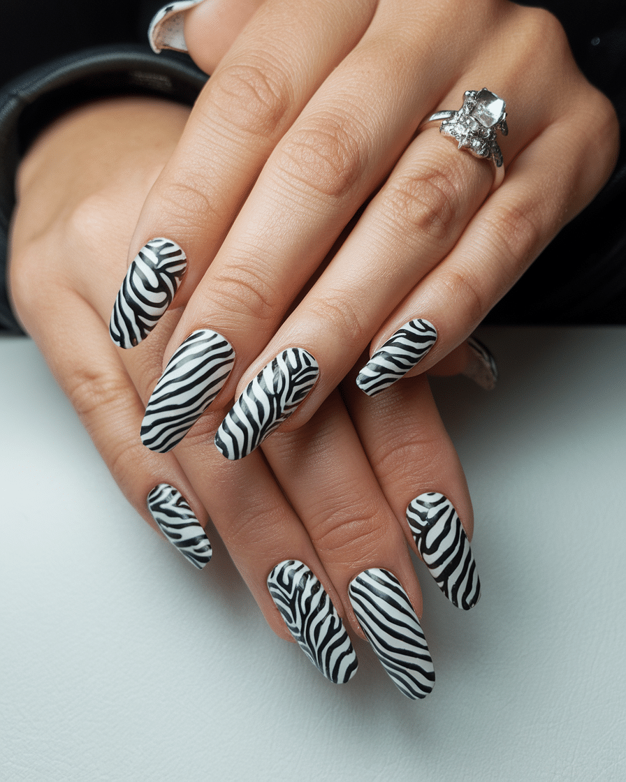 0005_1_a-medium-shot-of-a-beautiful-hand-with-z_0GWYoiVDR2KaVycSwXyUWA_Og00F7nkSvSewyHMrzl2YA The Timeless Charm of Black and White Nail Designs