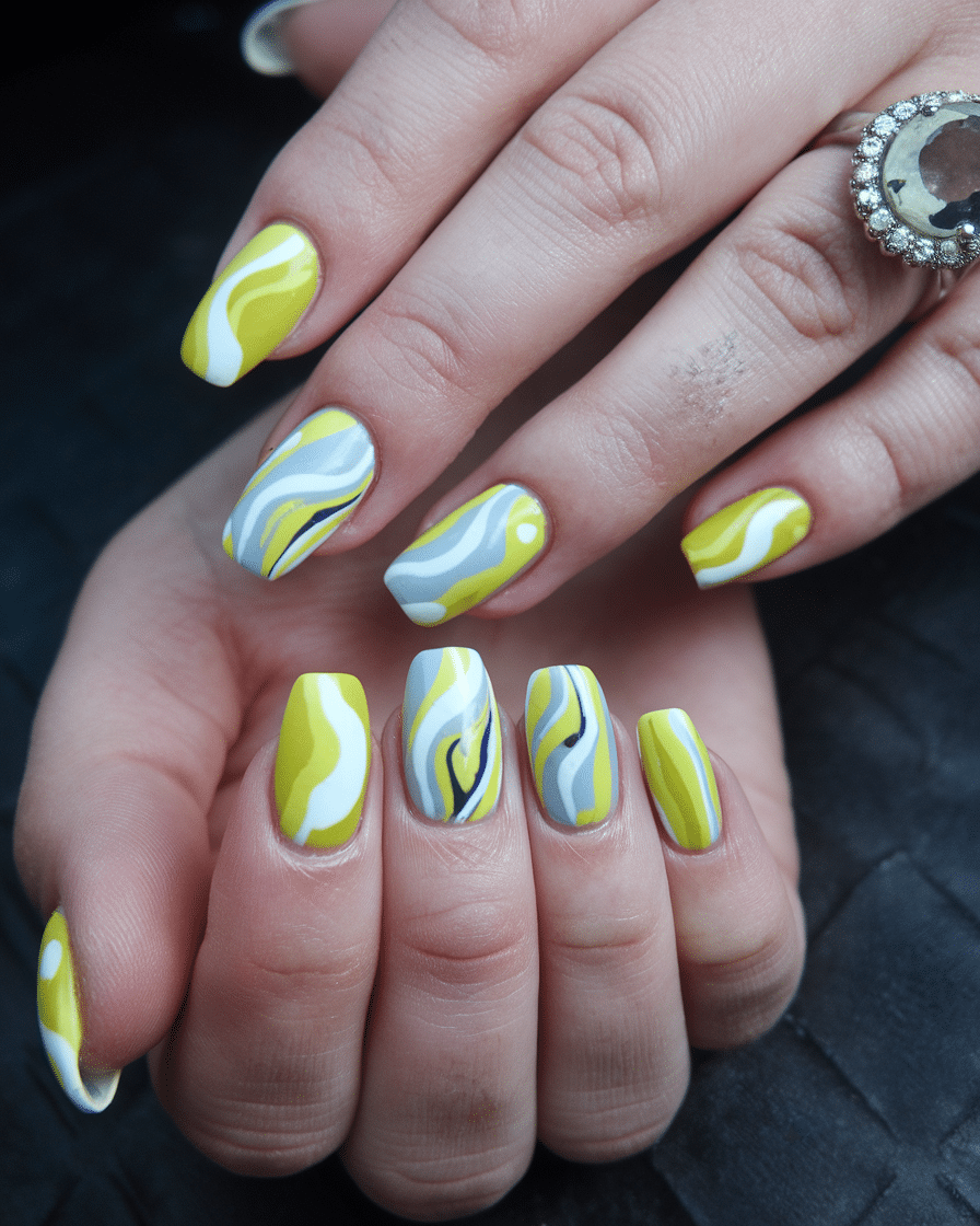 19 Cute Spring Nails That Will Never Go Out of Style: Daisy Nude Nails & Yellow Nail