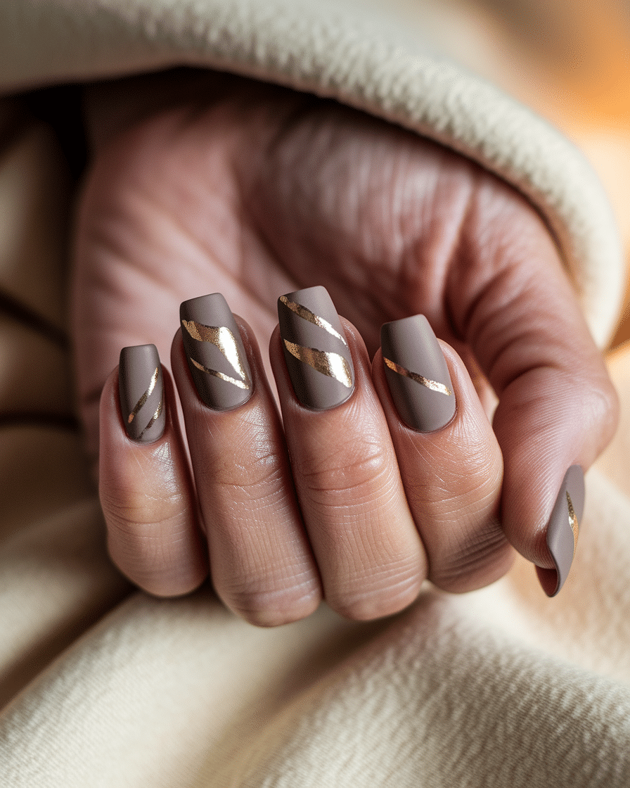 0005_3_a-close-up-photograph-captures-the-exqui_yTo05SpwS26eQa4OlCUoMw_rT3MAvsHSKqm5UjL5-u8zA Elegant Gold Nail Designs for a Sophisticated Winter Manicure