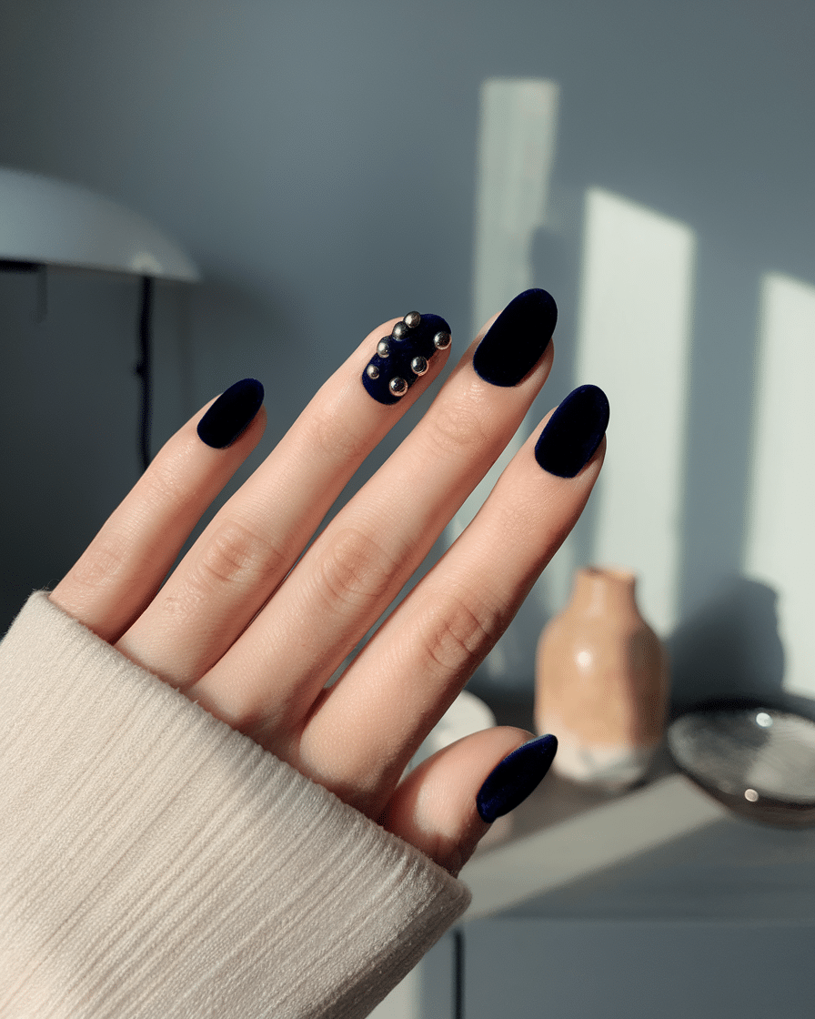 0008_4_a-photo-of-a-hand-with-navy-velvet-nails_QYBOvKc-RxCd-Zo_eXxopQ_4KCOdKmrSYGJRxQ9cQjsCw Glam in Every Shade: Why Navy Nails Are the Unexpected Star of Modern Manicures